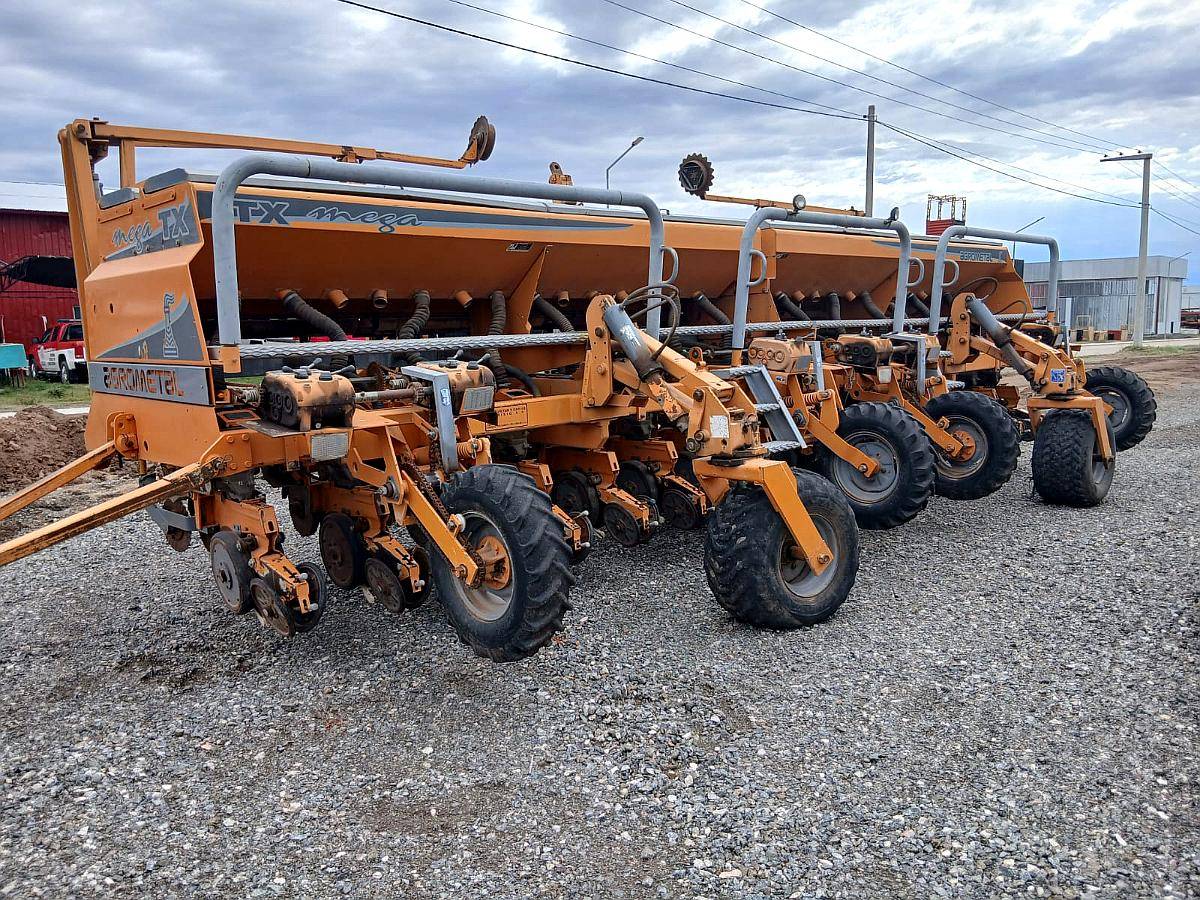 Sembradora Agrometal TX Mega Neumática 16x52 /20X42