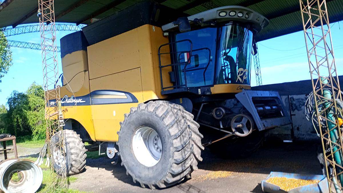 Cosechadora Challenger 670 con Maicero Maisco 14 Surcos