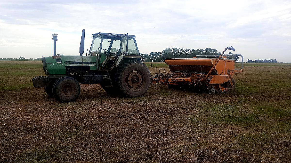 Tractor con Sembradora Enganchado.