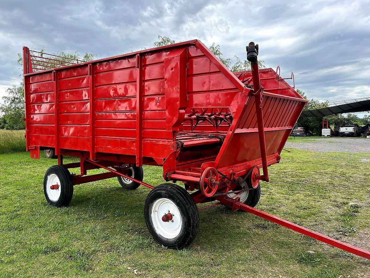 Carro Forrajero con Descarga Lateral y Trasera