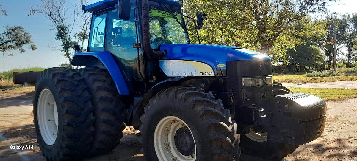 New Holland TM 7040