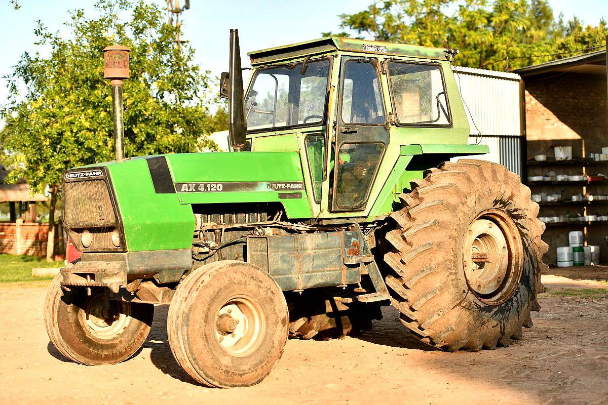 Deutz Fahr AX 4 120 Sincron A o 1989 U s 36 000 Agroads deutz-fahr-ax-4-120-sincron-a-o-1989-u-s-36-000-agroads