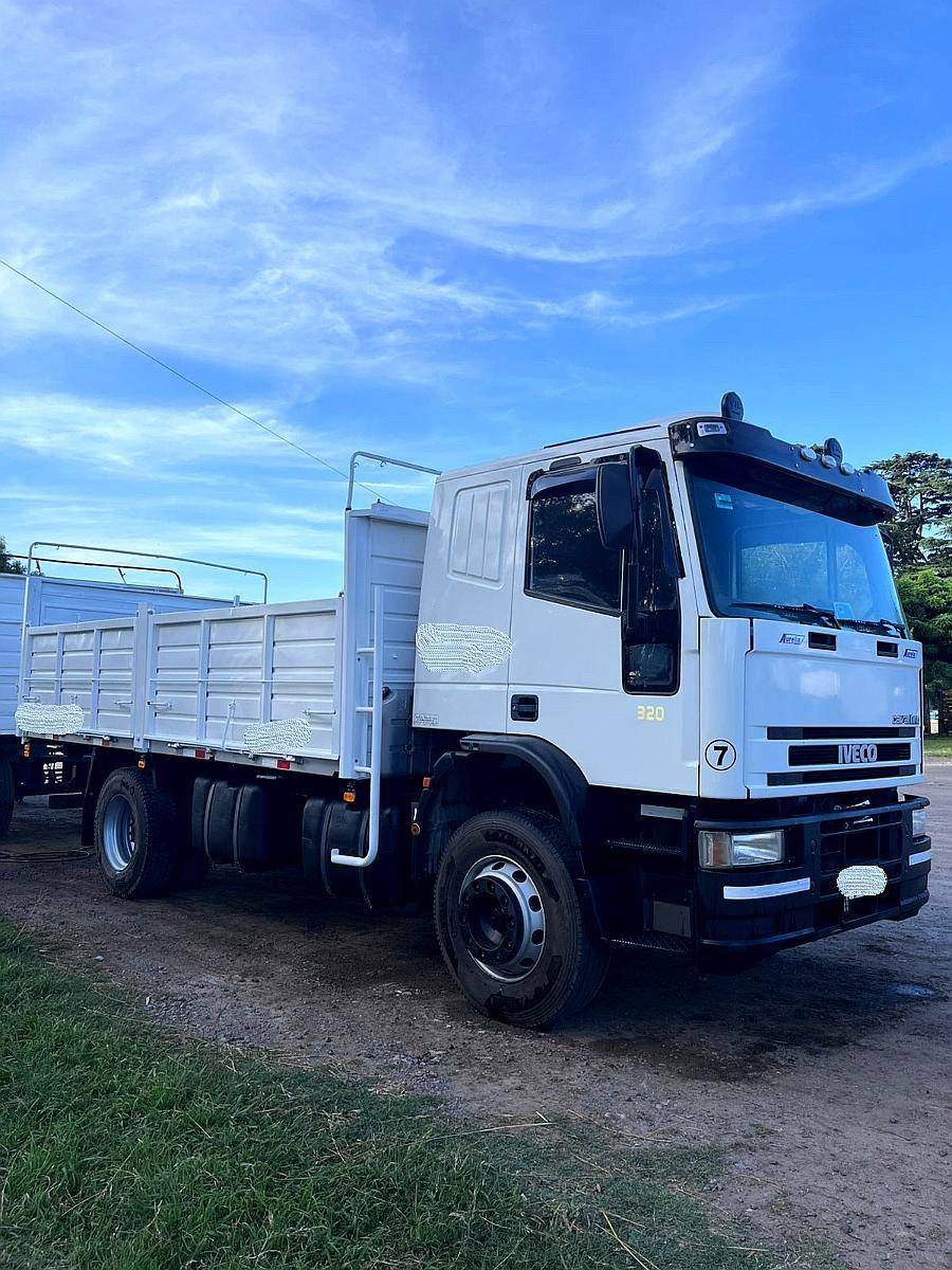 Iveco Cavallino Enganchado con Acoplado Petinari