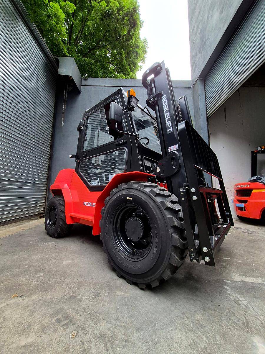 Autoelevador Diesel 4X4 Noblelift 3530 (todo Terreno)