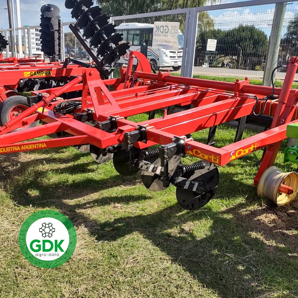 Descompactador de Suelo Ancho 4 Vastagos. Paratil Corti