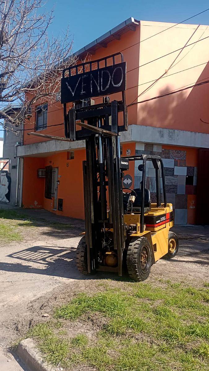 Autoelevador Daewo D25s C/autom Torre Triple , Desplazadora