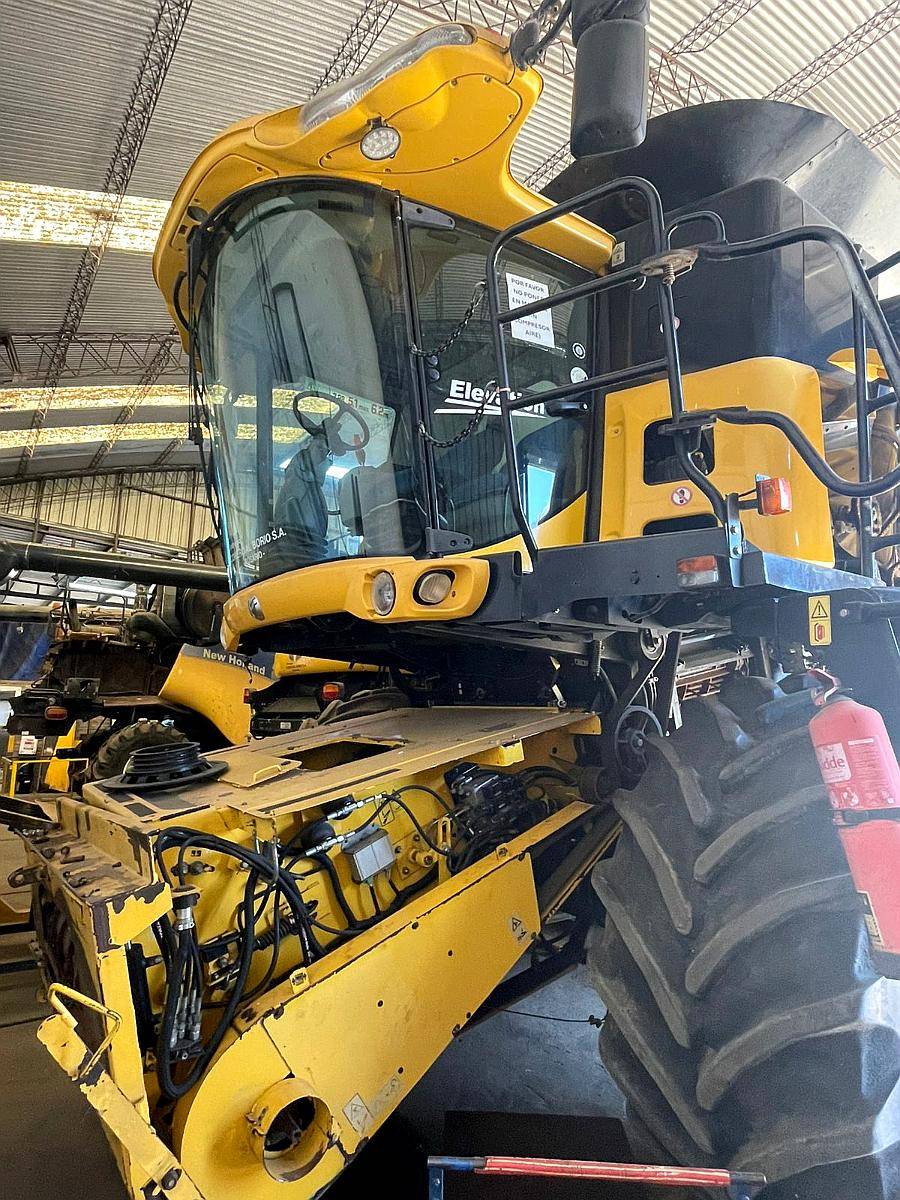 Cosechadora New Holland CR9060 - 2011 - 360hp - Usada