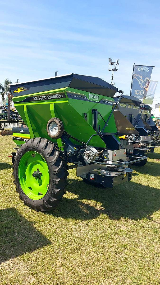 Fertilizadora a Cinta M3000 XS Bernardin con Rueda de Mando