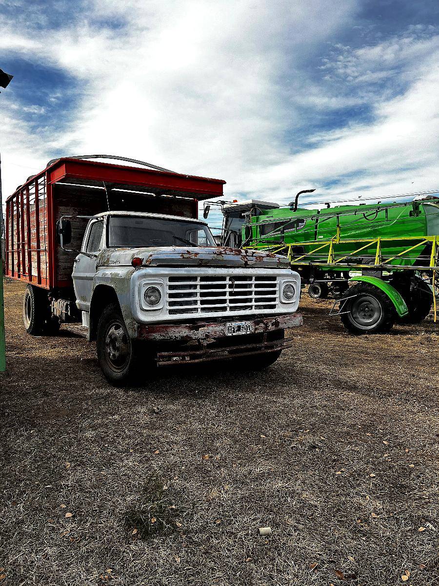 Camión Ford 600, con Motor Perkin 6 Cilindros