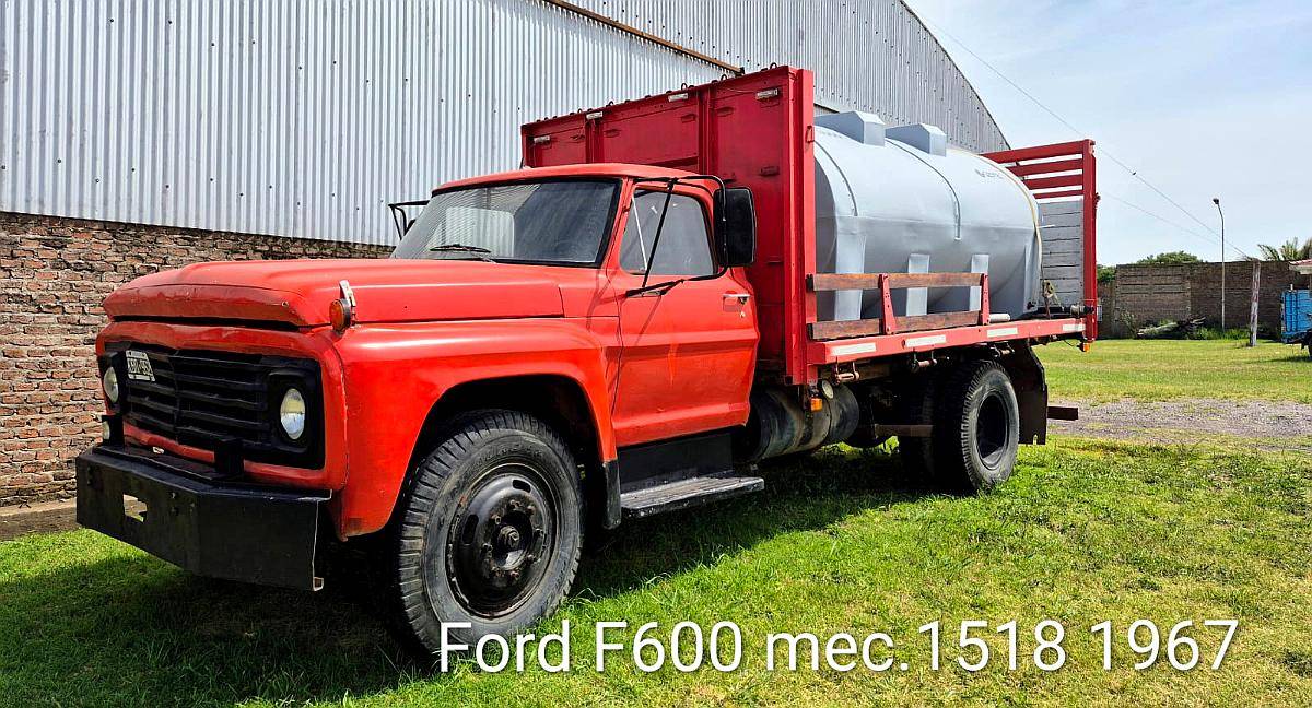 Ford F600 con Taque Nuevo 8000 Litros (1967)