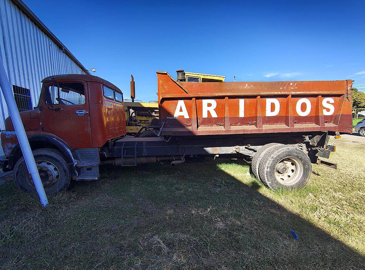 Camion Volcador Mercedez Benz 1114 LT con Caja 1975