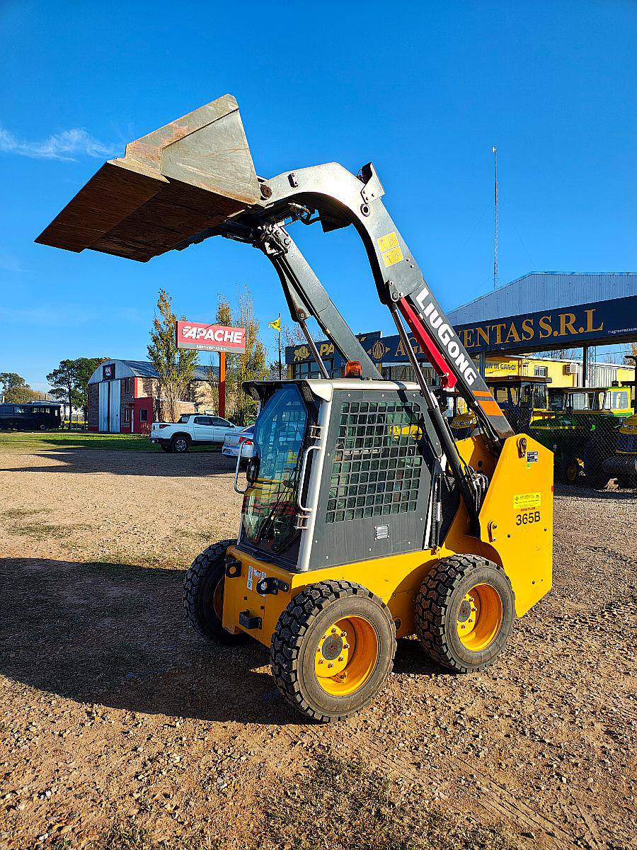 Minipala Liugong 365b con Hoyadora y Carro