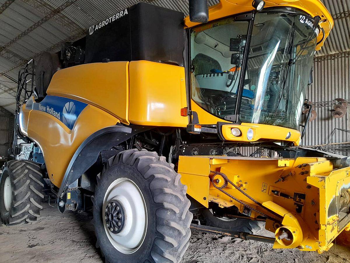 Cosechadora New Holland CR 9060 año 2013