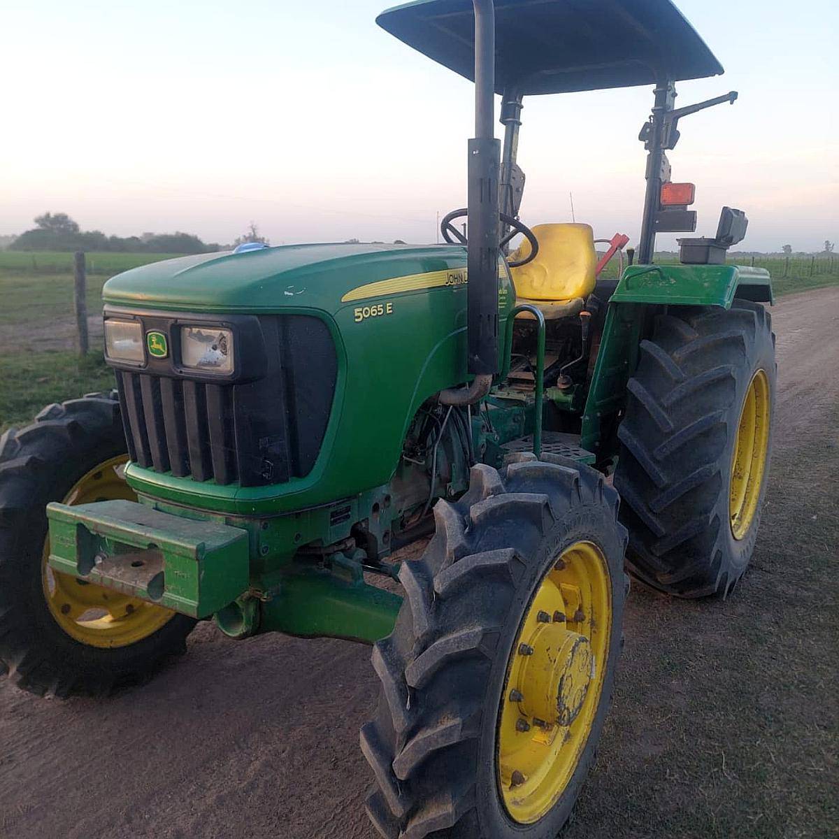 Tractor John Deere 5065 E. 4X4 . 3 Puntos. Excelente.