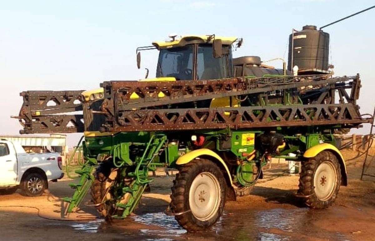 Pulverizadora Caiman 3225 2014 - 5.700 Hs - Piloto 9 Cortes