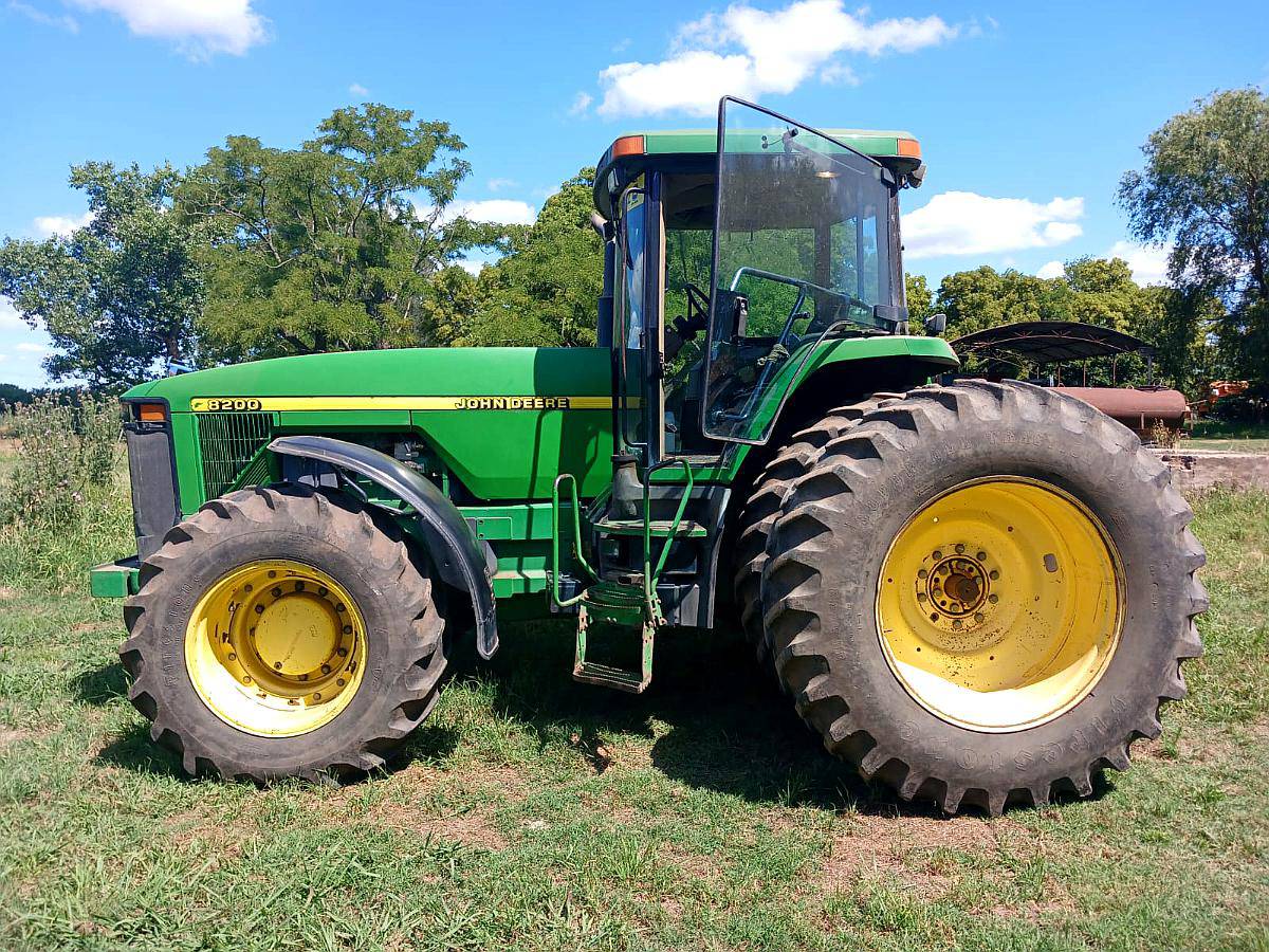John Deere 8200 año 1998. Dual. 25000 Hs Originales