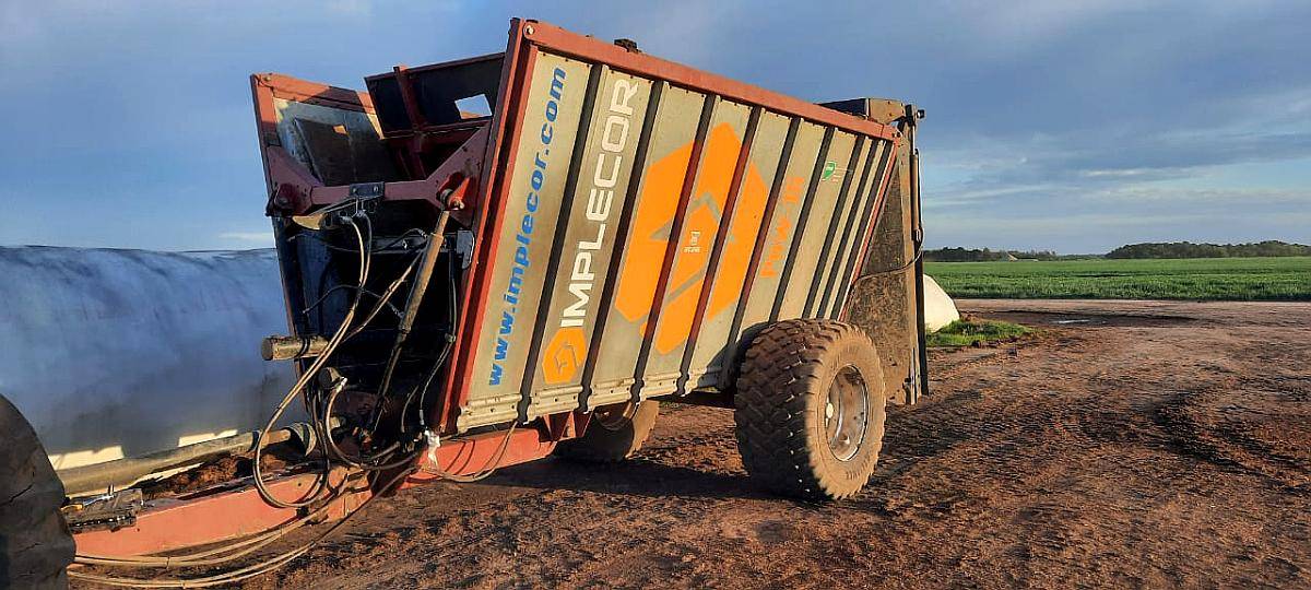 Carro Desparramador de Estiercol Implecor en muy Buen Estado