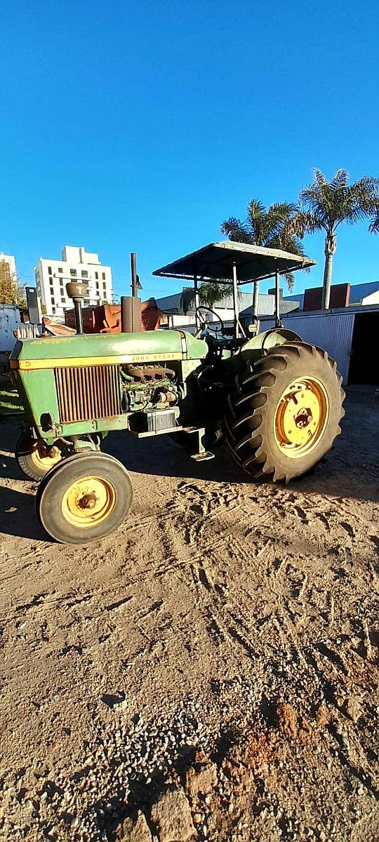 Tractor John Deere 3330 sin Cabina