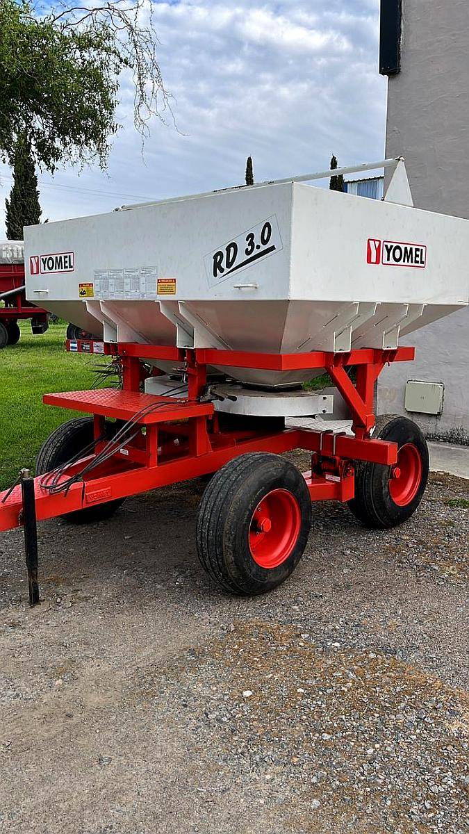 Fertilizadora Yomel 3000 Lts. Seminueva