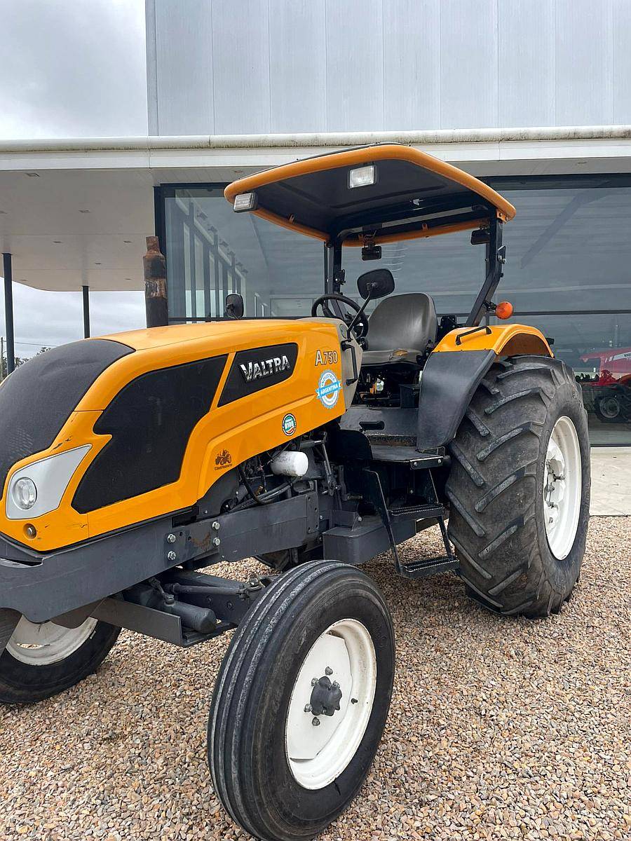 Tractor Valtra A750, Plataformado. 3 Puntos. 3000hs.
