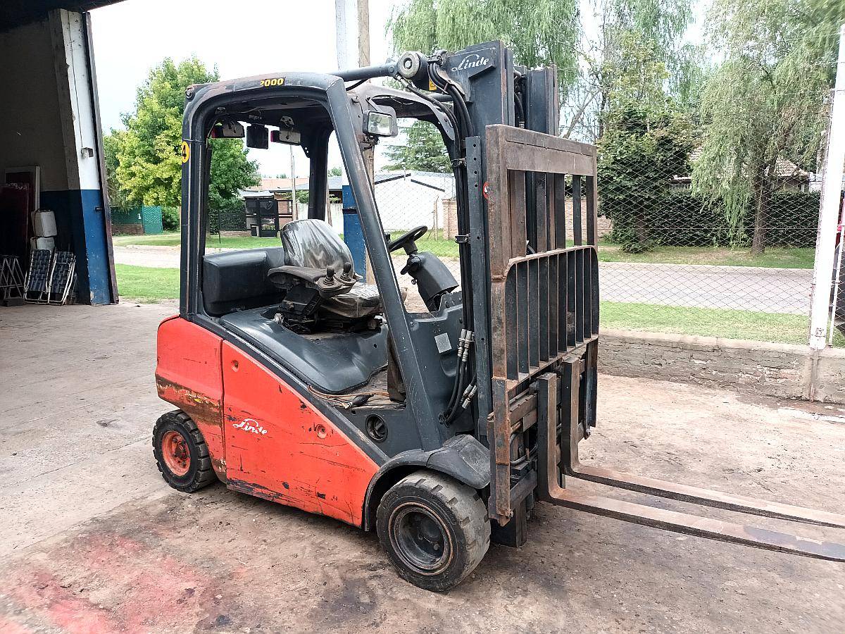 Autoelevador Linde 2 TN Diesel Triple Torre con Desplazador