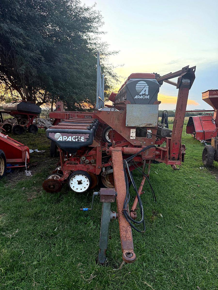 Vendo Sembradora Apache 6120.