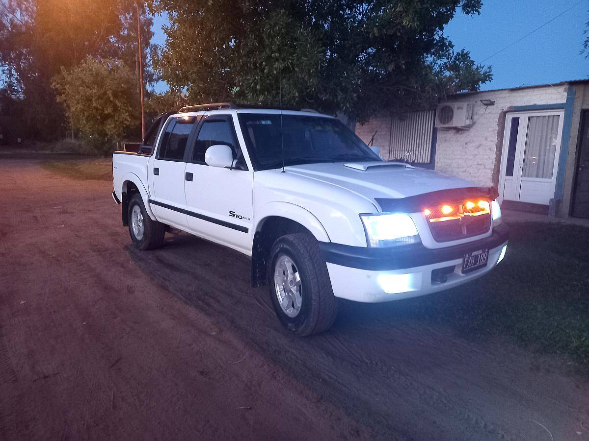Vendo Chevrolet S10 DLX 4X4 Modelo 2006 a Bomba