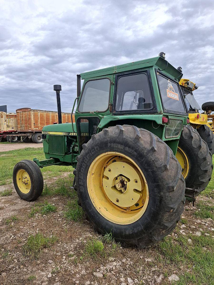 John Deere 2850 con Rodado 18.4x34