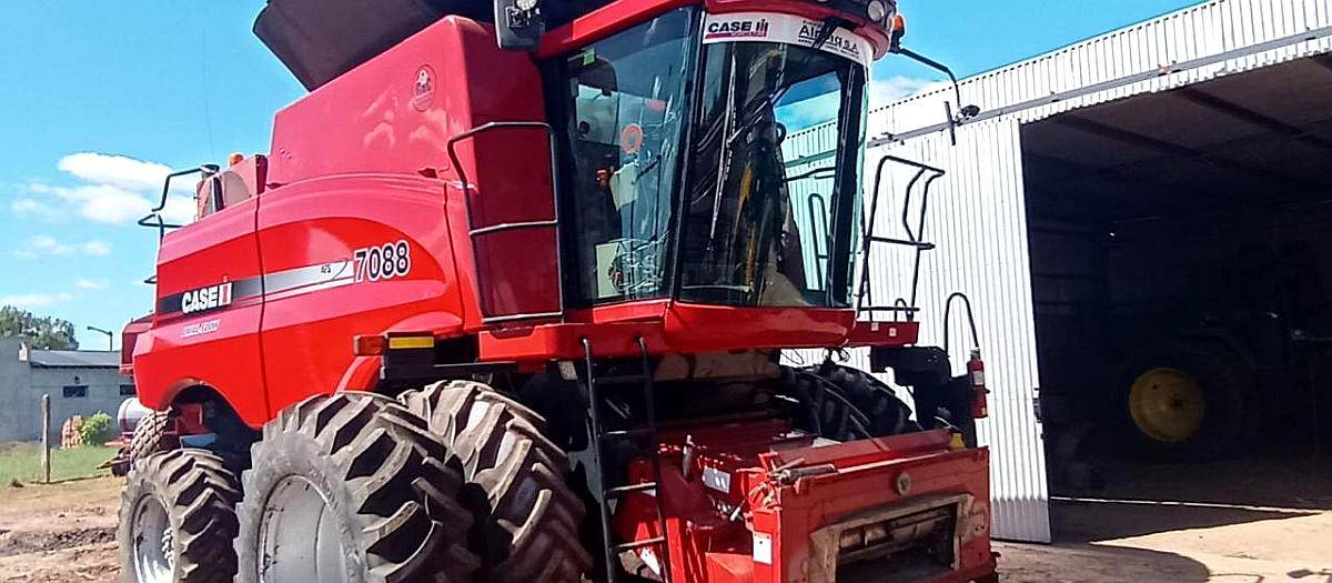 Case 7088 DD. año 2011. Plat 35. M 7181hs. R 5284hs. Piloto