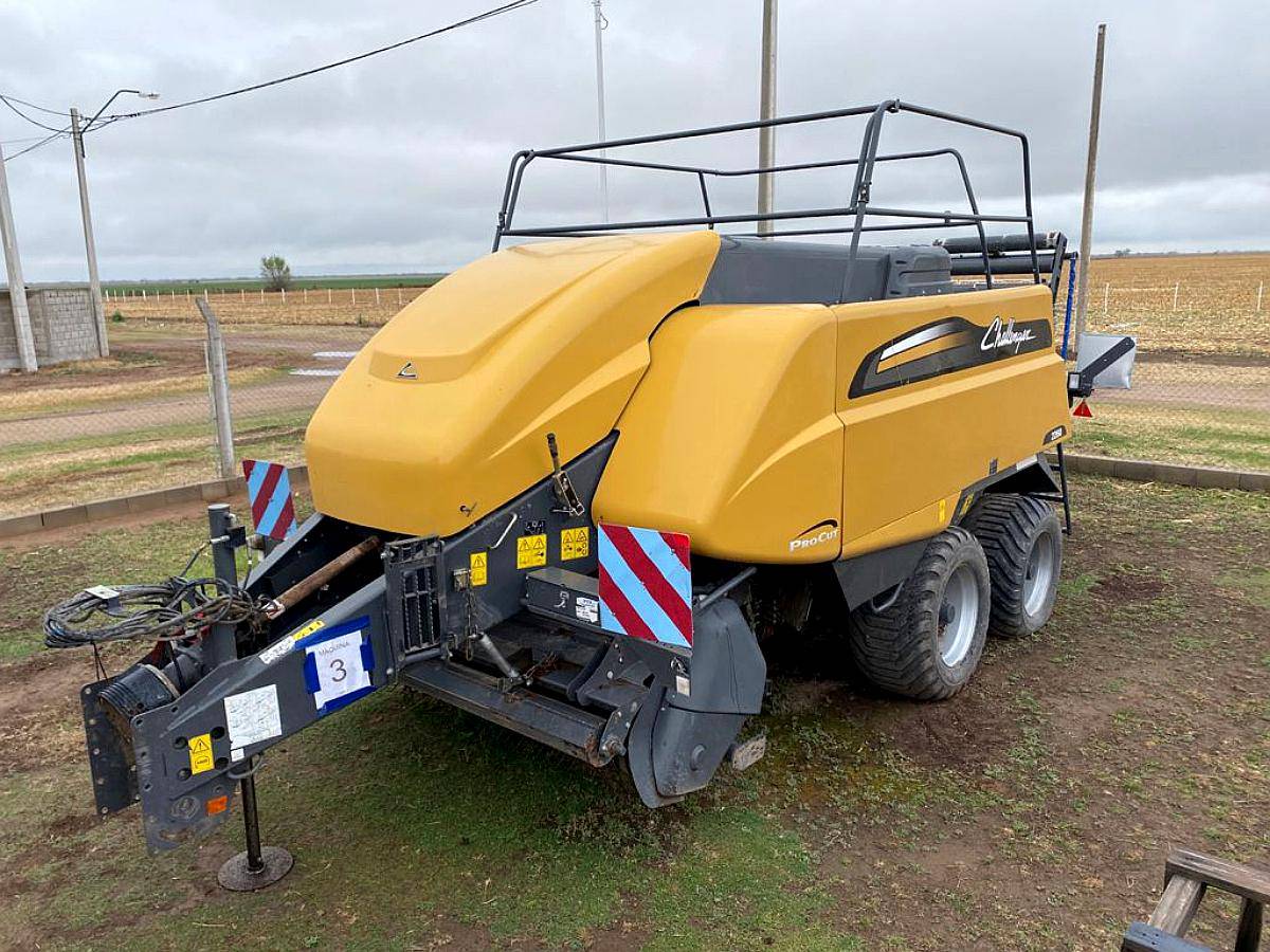 Enfardadora Prismatica Challenger CH2260 con Cutter Usada