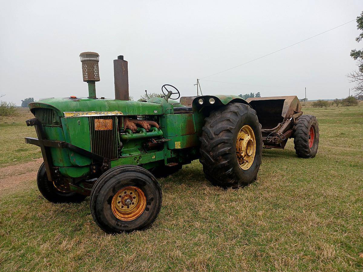 Tractor Jhon Deere 5010, con Pala de Arrastre Tooling.