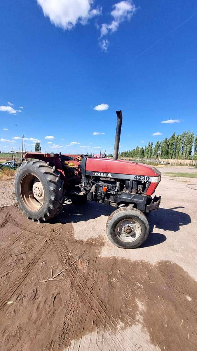 Vendo Tractor Case 4230 SE Pasa el Agua al Aceite - Agroads
