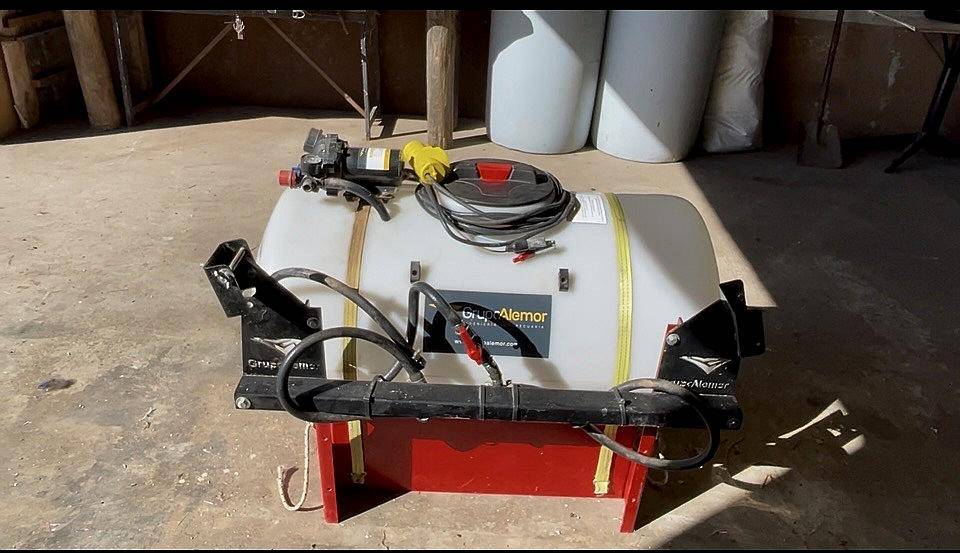 Pulverizadora 210 Litros .