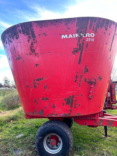 Mixer Mainero Vertical 13 M3 con Bascula Magris