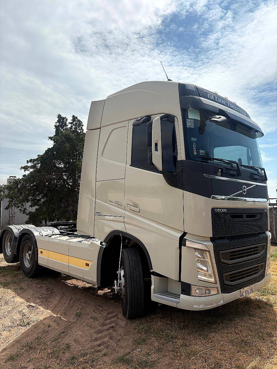 Camión Volvo FH 460 con Jaula , Semi Tolva y Tanque Cisterna