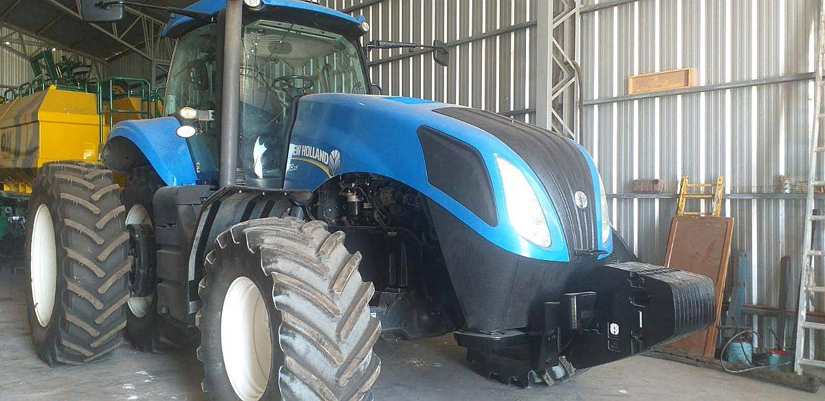 Tractor New Holland T8 325 año 2012.
