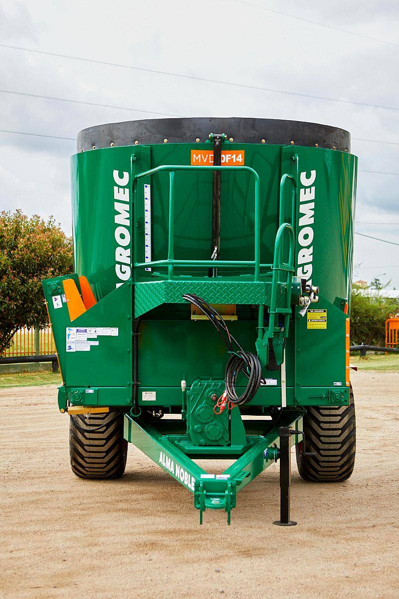 Mixer Vertical 14 M3 Descarga Lateral C/bal. Agromec.contado