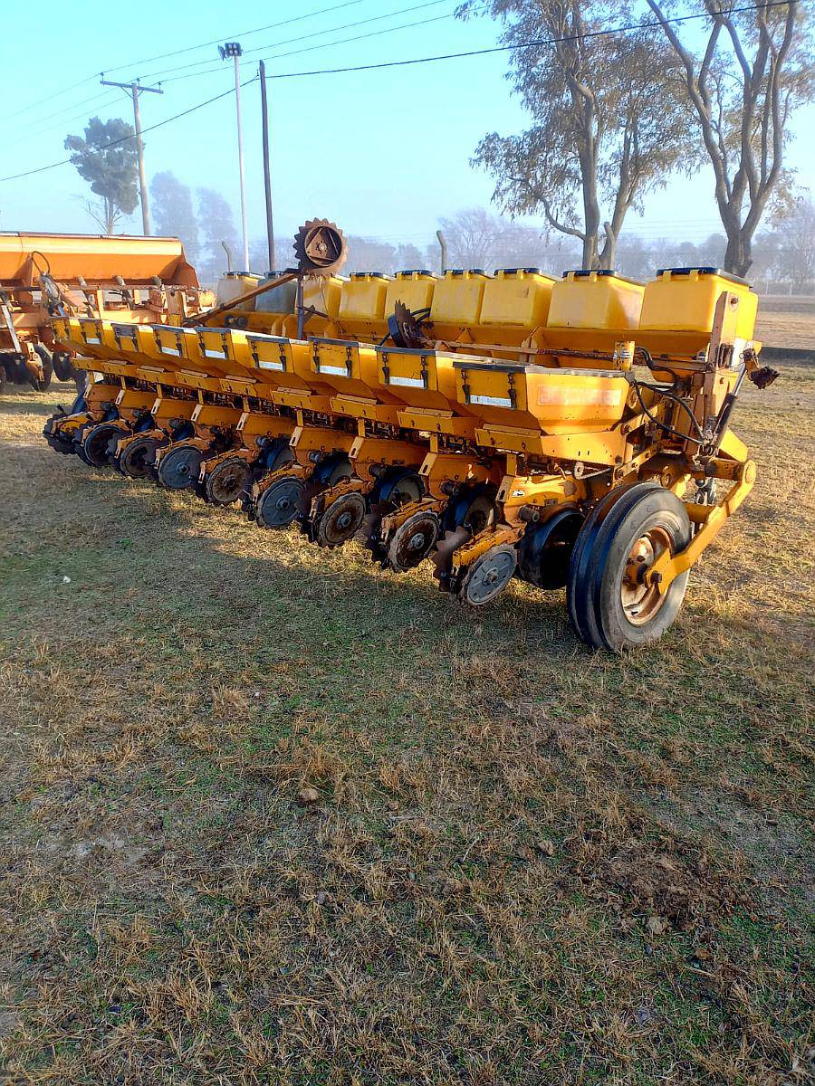 Sembrado Agrometal TX 2- 9/52 con Fertiliz. Bajo la Linea