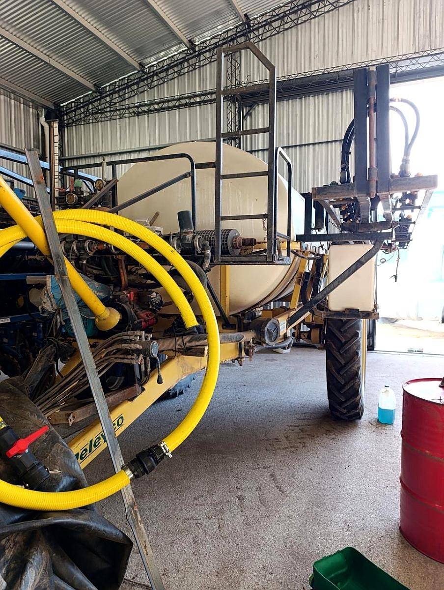 Pulverizador de Arrastre Releyco R2500 Botalón 21 Mts.