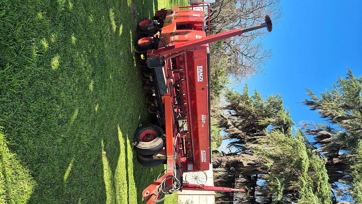 Sembradora Tanzi 4300 DF y Alfalfero