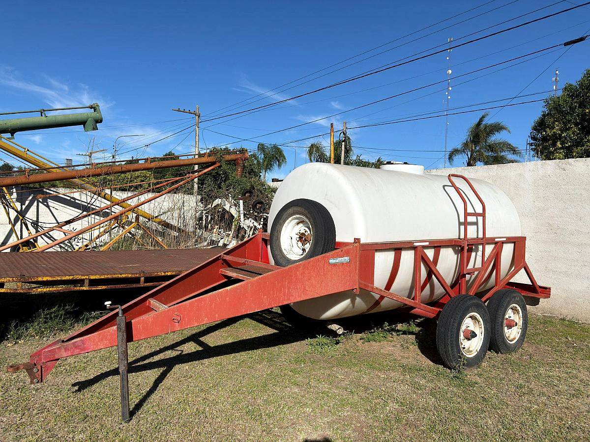 Acoplado Cisterna con Balancín, Capacidad 6.700 Litros.