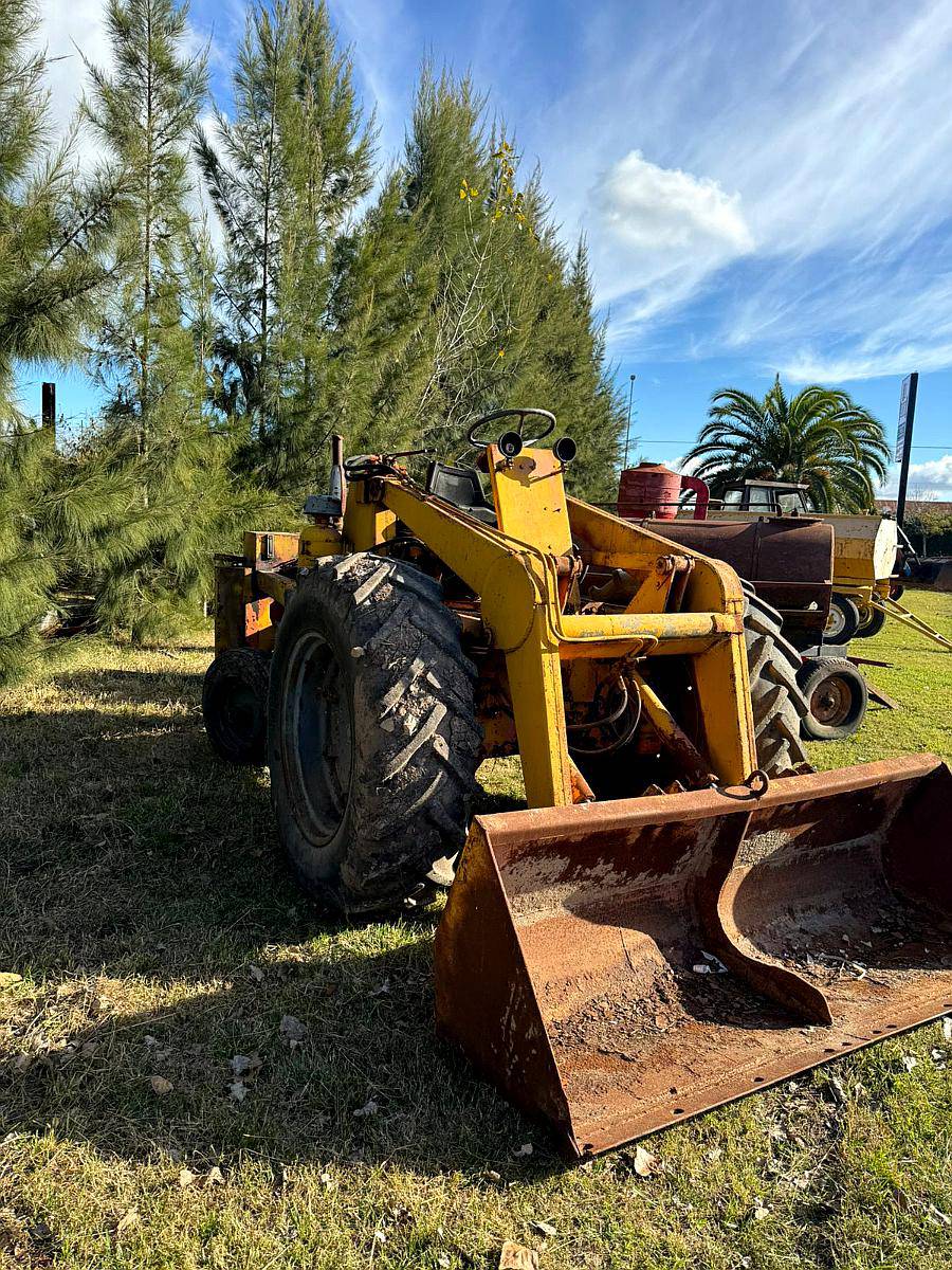 Tractor Fiat Invertido con Pala