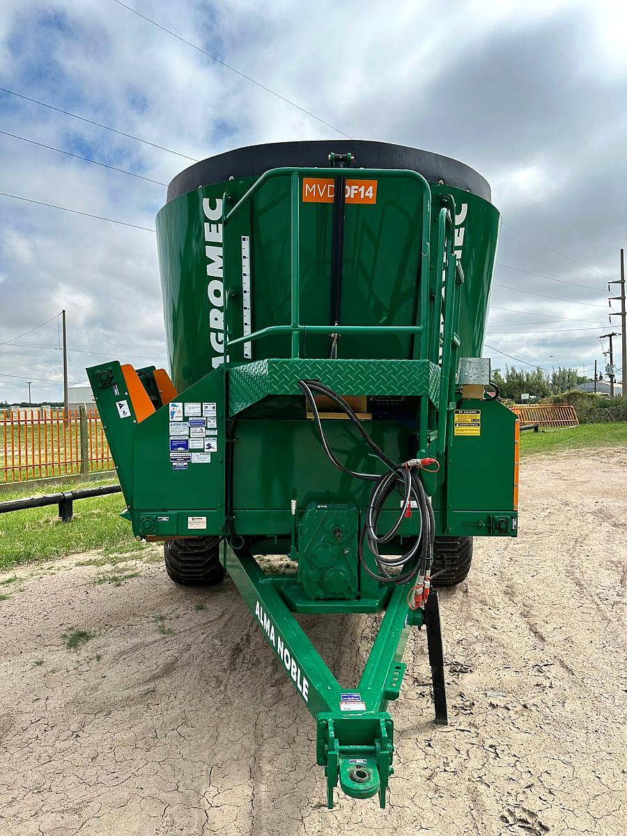 Mixer Vertical Distribuidor 14 M3 Descarga Frontal Agromec