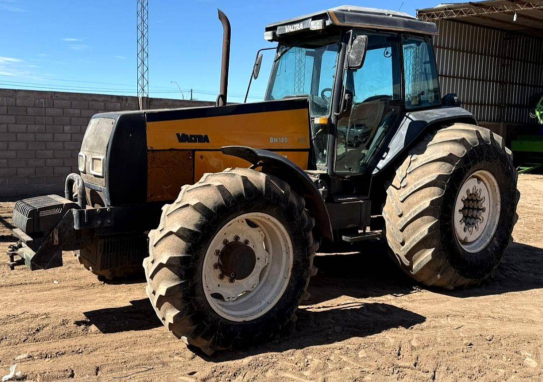 Vendo Valtra 180 .
