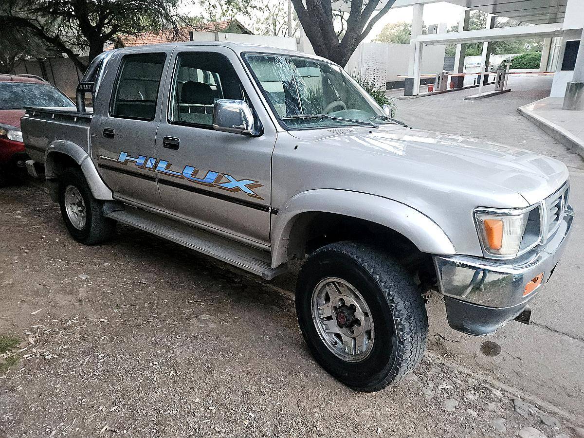 Toyota Hilux SR5 4X4 2000 Motor 2.8 Milenium