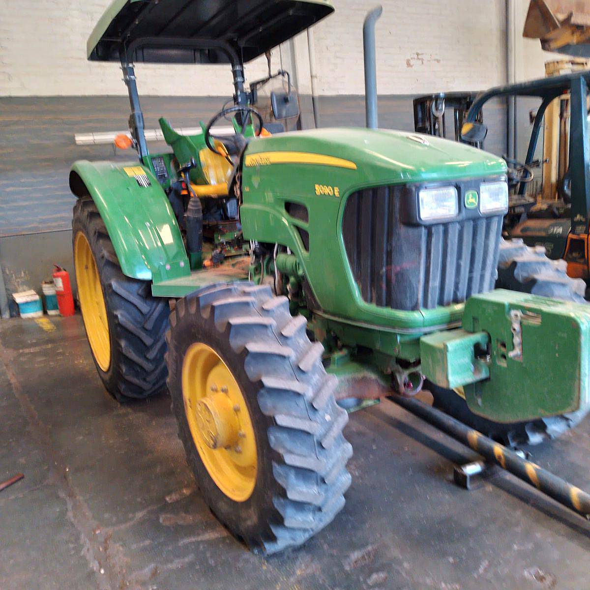 Tractor John Deere 5090e38