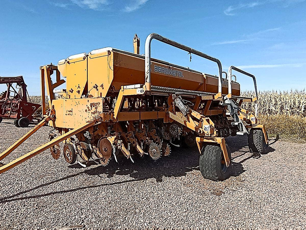 Sembradora Agrometal MXY 37 a 17,5 con Alfalfero a Reparar