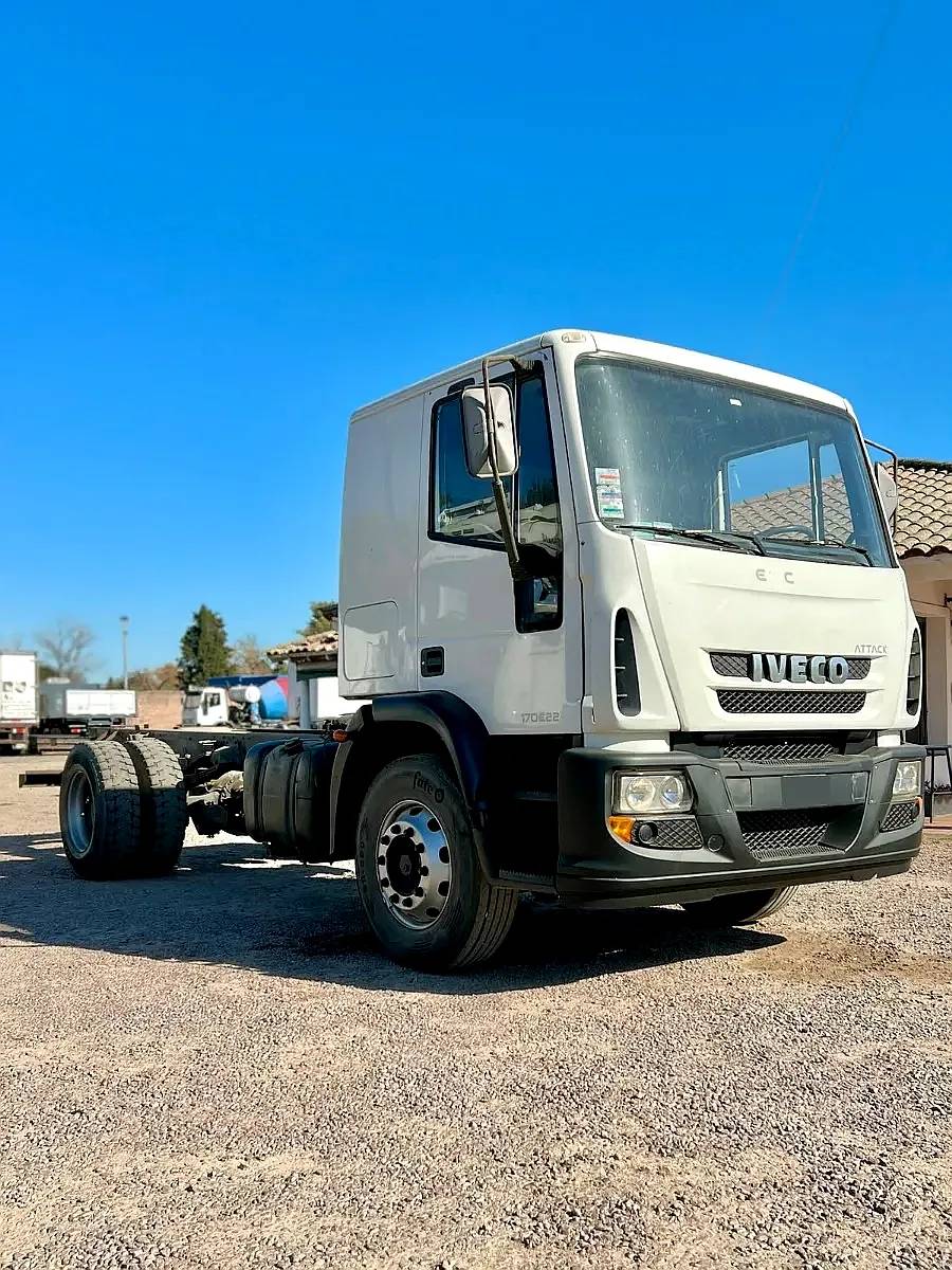 Camion Iveco Tector 170e22 año 2014 C/sider. Motor 0 km