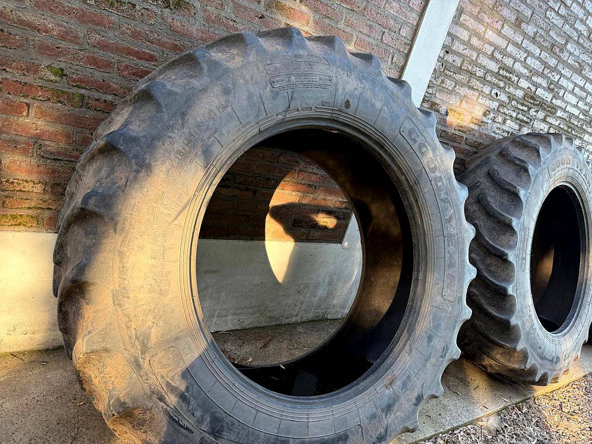Vendo Neumaticos Cubiertas Goodyear. 520/85-42 para Tractor