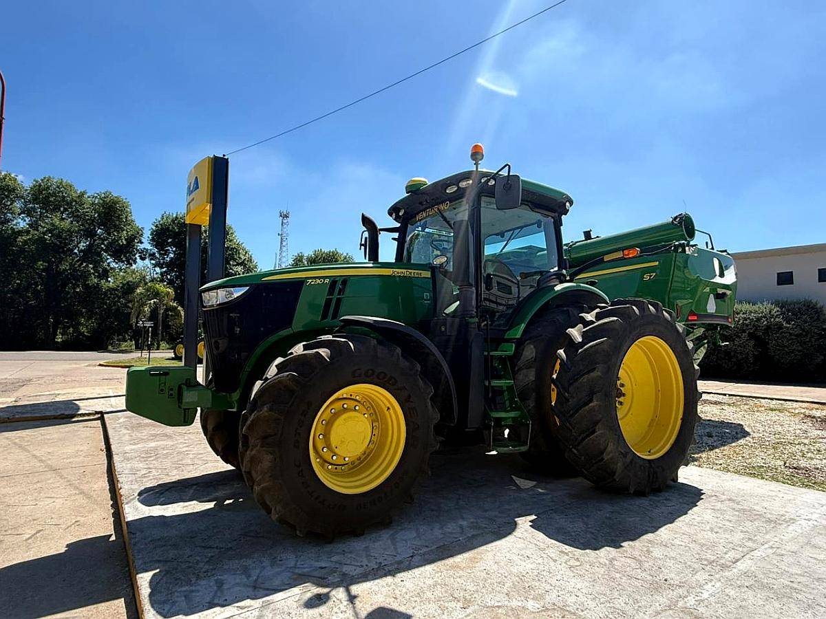 Tractor John Deere 7230r, 230 HP, 4wd, Dual, 2018.